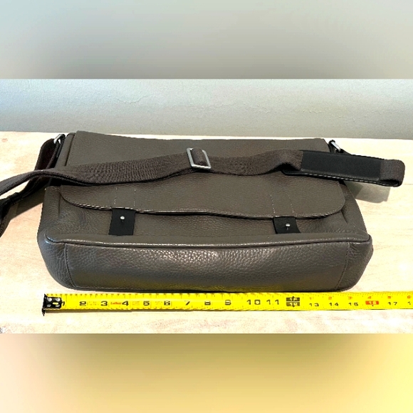 Rare Ecco Unisex Ely Grey Pebbled Leather Messenger Bag is Pristine - Picture 15 of 16